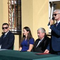Jerzy Schab, nowy dyrektor ZS Nr 2 w Miechowie przemawia do uczni&oacute;w i nauczycieli