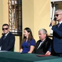 Jerzy Schab, nowy dyrektor ZS Nr 2 w Miechowie przemawia do uczni&oacute;w i nauczycieli