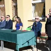 Starosta Jacek Kobyłka przemawia do uczni&oacute;w i nauczycieli ZS Nr 2 w Miechowie