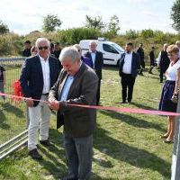 Starosta Jacek Kobyłka z samorządowcami Gminy Charsznica i gośćmi otwiera plac zabaw w Uniejowie Parceli