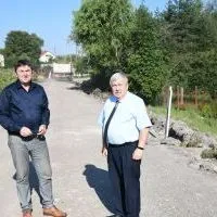 Starosta Miechowski Jacek Kobyłka i dyr. Zarządu Dr&oacute;g Powiatowych Krzysztof Szarek kontrolują przebieg przebudowy drogi powiatowej w Rogowie