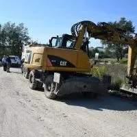 Sprzęt ciężki wykonuje prace na drodze powiatowej w Rogowie w Gminie Kozł&oacute;w