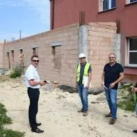 Wicestarosta Paweł Osikowski na budowie sali gimnastycznej w Zagorzycach