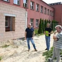 Zesp&oacute;ł inwestorsko-prokektowo-wykonawczo-kontrolny omawia postępy przy budowie sali gimnastycznej w Zagorzycach
