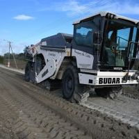 Specjalistyczny sprzęt do podbudowy przebudowywanej drogi w Rogowie