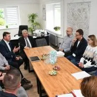 Spotkanie stron w Zarządzie Dr&oacute;g Powiatowych w Miechowie podczas przekazania bazy po GDDKiA