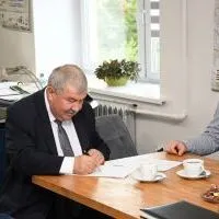 Starosta Jacek Kobyłka podpisuje protok&oacute;ł zdawczo-odbiorczy bazy drogowej przy ul. Piłsudskiego w Miechowie