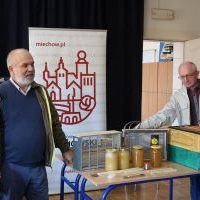 Leonard Mazur, naczelnik Wydziału Oświaty, Kultury i sportu oraz z zamiłowania - pszczelarz