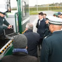 Minister Andrzej Adamczyk, władze wojewódzkie i Powiatu Miechowskiego poznają możliwości nowoczesnego sprzętu ITD