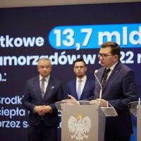 Wojewoda Małopolski Łukasz Kmita przekazuje dodatkowe środki samorządom
