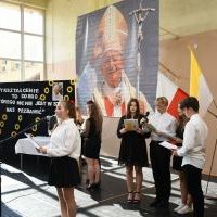 Część artystyczna przypominająca postać Jana Pawła II w ZS Nr 2 Miech&oacute;w
