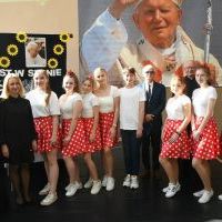 Pamiątkowe zdjęcia w Dniu Patrona w Zespole Szkół Nr 2 w Miechowie
