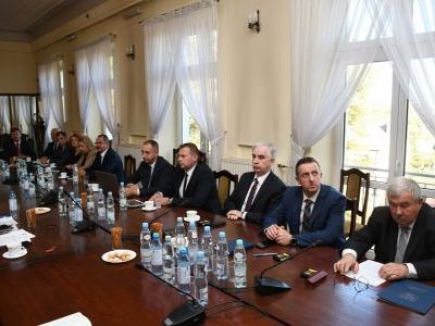 Rada Powiatu Miechowskiego na październikowej sesji poświęconej oświacie