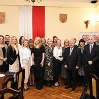 Włodarze Powiatu Miechowskiego oraz wyr&oacute;żnieni nauczyciele LO Miech&oacute;w