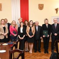 Włodarze Powiatu Miechowskiego oraz wyr&oacute;żnieni nauczyciele Poradni Psychologiczno-Pedagogicznej i Bursy Szkolnej w Miechowie