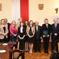 Włodarze Powiatu Miechowskiego oraz wyr&oacute;żnieni nauczyciele Poradni Psychologiczno-Pedagogicznej i Bursy Szkolnej w Miechowie