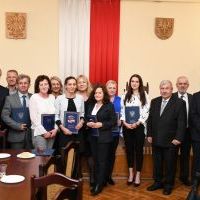Włodarze Powiatu Miechowskiego oraz wyr&oacute;żnieni nauczyciele SOSW Zagorzyce