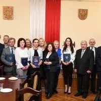 Włodarze Powiatu Miechowskiego oraz wyr&oacute;żnieni nauczyciele SOSW Zagorzyce
