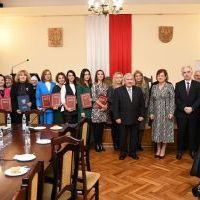Włodarze Powiatu Miechowskiego oraz wyr&oacute;żnieni nauczyciele ZS Nr 1 Miech&oacute;w