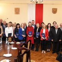 Włodarze Powiatu Miechowskiego oraz wyr&oacute;żnieni nauczyciele ZS Nr 2 Miech&oacute;w