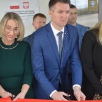 Przecięcie wstęgi na otwarciu Centrum Wsparcia Os&oacute;b Niepełnosprawnych i ich Rodzin w Strzeżowie II