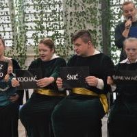 Część artystyczna na otwarciu Centrum Wsparcia Os&oacute;b Niepełnosprawnych i ich Rodzin w Strzeżowie II