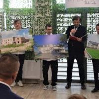 Podopieczni i pracownicy PSONI prezentują poszczeg&oacute;lne etapy budowy Centrum w Strzeżowie II