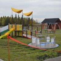 Plac zabawy przy Centrum Wsparcia Os&oacute;b Niepełnosprawnych i ich Rodzin w Strzeżowie II
