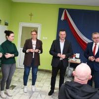 Wicestarosta Paweł Osikowski i kierownik PCPR Janusz Patyna wita rodzic&oacute;w zastępczych na szkoleniu w Bursie Szkolnej