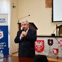 Starosta Miechowski Jacek Kobyłka wita uczestnik&oacute;w konferencji oświatowej