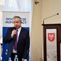 Przewodniczący Rady Powiatu Krzysztof Świerczek wita uczestnik&oacute;w konferencji oświatowej