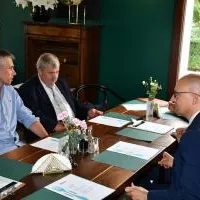 Z wizytą u samorządowc&oacute;w w Niepołomicach; wiceburmistrz Adam Twardowski (pierwszy z lewej) w rozmowie ze starostą Jackiem Kobyłką