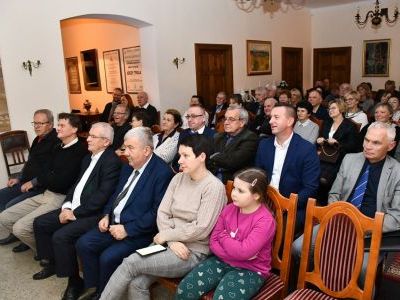 Publiczność i włodarze Powiatu Miechowskiego zgromadzeni na kolejnych 