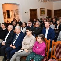 Publiczność i włodarze Powiatu Miechowskiego zgromadzeni na kolejnych 