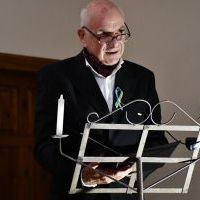 Krzysztof G&oacute;recki czyta poezję w Dworze w 