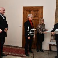 Poprzedni Starosta Marian Gamrat gratuluje kolejnego udanego wieczoru z cyklu Noce i Dnie Ziemi Miechowskiej