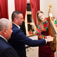 Wicestarosta Paweł Osikowski zaintrygowany bandurą, tradycyjnym instrumentem ukraińskim