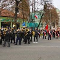 104. Rocznica Odzyskania Niepodległości - przemarsz wok&oacute;ł Rynku w Miechowie