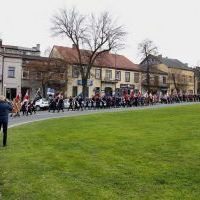 104. Rocznica Odzyskania Niepodległości - miechowski Rynek wypełniły poczty sztandarowe, służby, przedstawiciele szk&oacute;ł, instytucji i goście