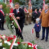 104. Rocznica Odzyskania Niepodległości - włodarze Gminy i Miasta Miech&oacute;w składają kwiaty pod pomnikiem
