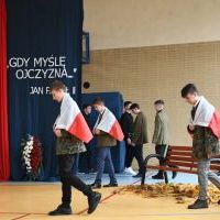 Widowisko patriotyczne w wykonaniu uczni&oacute;w ZS Nr 1 w Miechowie