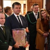 Radny Paweł Janicki z ramienia Powiatu Miechowskiego wśr&oacute;d myśliwych i gości
