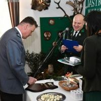 mł. insp. Andrzej Gurda, wicekomendant KPP Miech&oacute;w wbija symboliczny gw&oacute;źdź z okazji 60-lecia KŁ 