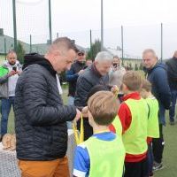 Medale dla piłkarskich Żaków w Kozłowie wręczali: Wicestarosta Paweł Osikowski i Wójt Jan Zbigniew Basa