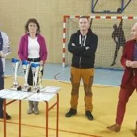 Wicestarosta Paweł Osikowski gotowy do wręczania puchar&oacute;w i dyplom&oacute;w dla uczestnik&oacute;w Powiatowego Turnieju Miast