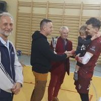 Wicestarosta Paweł Osikowski wręcza puchar dla jednego z uczestnik&oacute;w Powiatowego Turnieju Miast