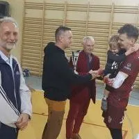 Wicestarosta Paweł Osikowski wręcza puchar dla jednego z uczestnik&oacute;w Powiatowego Turnieju Miast