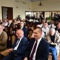 Na pierwszym planie samorządowcy z powiatu proszowickiego (od prawej) - w&oacute;jt Radziemic Marek Słowiński, starosta proszowicki Grzegorz Pi&oacute;ro