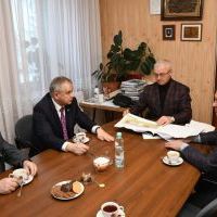 Dyr. TBS Krak-System Krak&oacute;w i Radny Powiatu Paweł Janicki przedstawia koncepcję budowy mieszkań w Miechowie-Charsznicy