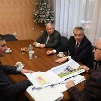 \w&oacute;jt Jan Żebrak ogląda koncepcję blok&oacute;w mieszkalnych tzw. SIM-&oacute;w w MIechowie-Charsznicy